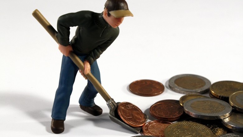 GUESS WHOS MAKING MONEY ON THE RECESSION