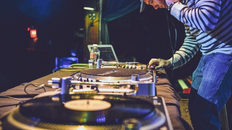 How to Become a Mobile DJ